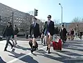 Teilnehmer überqueren eine Straße im Washington, 2013
