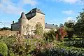 Scheune, Bergfried, Südostfassade und Garten des Schlosshofes