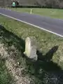 Kilometerstein an der B 95 unweit Altmörbitz