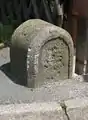 halb im Gehsteig versenkter Ganzmeilenstein an der S 11 in Kleinbardau