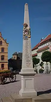 Postmeilensäule Auma auf dem Markt