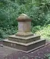 Sockel der kursächsischen Distanzsäule im Hain