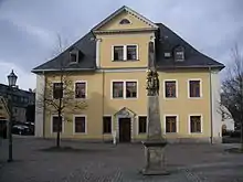 Distanzsäule vor dem Reutherhaus