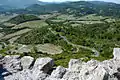 Aussicht von der Burgruine Aguilar auf die Corbières, Weinreben und typische Pflanzen der Corbières