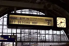RE auf einer Fallblattanzeige im&nbsp;Bahnhof Berlin Alexanderplatz