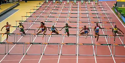 Die Finalistinnen über 100 Meter Hürden noch eng nebeneinander in ihrem Rennen
