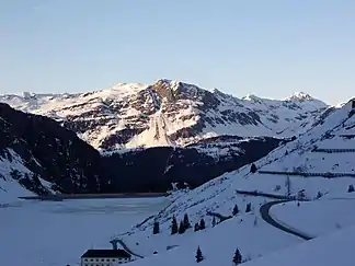 Valschavielkamm mit Schassnergrat (links, schneebedeckt), Versalspitze (Mitte, dunkel) und dem Strittkopf (rechts hinten, schneebedeckt). Im Vordergrund Vermuntsee und Obervermuntwerk I.