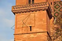 Die Sonnenuhr am Basler Münster zeigt die alte Basler Zeit.