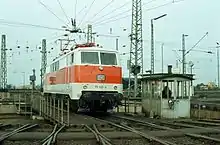 Lokomotive der Baureihe 111 in reinorange-kieselgrau, 1979
