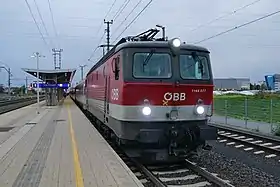 Schnellzug beim Aufenthalt im Bahnhof Graz Puntigam vor dem Umbau.