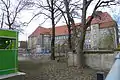 Schulgebäude vom Hof aus gesehen