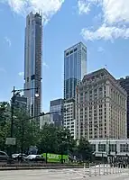 125 Greenwich Street (links) und W&nbsp;New York Downtown Hotel and Residences (Mitte), davor 90 West Street (rechts) am 21.&nbsp;Mai 2023