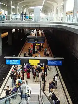 Bahnsteig und Bahnhofshalle