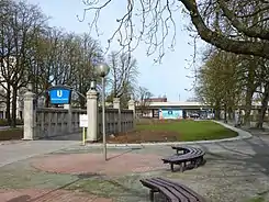 Südwestliche Seite des Breitenbachplatzes mit einem der drei Zugänge zur U-Bahn