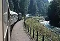 144 507 mit dem Eilzug E 3501 München–Berchtesgaden passiert den Haltepunkt Gmundbrücke