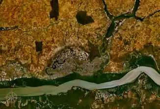 NASA-World-Wind-Satellitenbild:Der Gambia fließt hier von Osten nach Westen; der Bao Bolong kommt aus nordöstlicher Richtung.