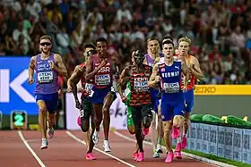 Das Feld der 1500-Meter-Läufer auf dem Weg zum Ziel (v.&nbsp;l.&nbsp;n.&nbsp;r.): Josh&nbsp;Kerr, Reynold&nbsp;Kipkorir&nbsp;Cheruiyot (verdeckt), Yared&nbsp;Nuguse, Abel&nbsp;Kipsang, Isaac&nbsp;Nader, Jakob&nbsp;Ingebrigtsen, Niels&nbsp;Laros