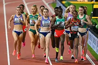 Die 1500-Meter-Läuferinnen während ihres Finalrennens