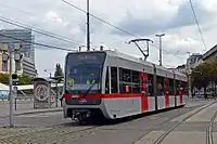 Triebwagen der Wiener Linie&nbsp;U6 auf Überführungsfahrt im Straßenbahnnetz