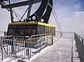 Eine Kabine der 150er Tux auf der Bergstation am Gipfel der Wanglspitze.