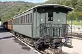Wagen des ehemaligen Réseau Breton, Nr.&nbsp;136 aus dem Jahr 1909 (früherer Salonwagen) ist als einziger grün lackiert