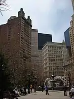 Blick von der Straße (Park Row Building links)