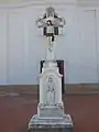 Das Steinkreuz vor dem Kirchenportal