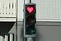 Ampel mit Rotlicht in Herzform