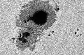 Sonnenfleck vom 13. Dez. 2006, Ø ≈ 20.000&nbsp;km, aufgenommen bei ca. 400&nbsp;nm