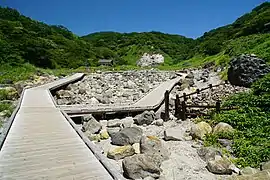 geradezu der Sesshōseki, nach rechts ein weiterer Fels mit der Bezeichnung Mekurahebi-seki (etwa Blindschlangen-Stein)