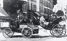 De Dion-Bouton Remiorqueur à vapeur mit „Victoria“-Anhänger (1893), aufgenommen anlässlich der Wettfahrt Paris–Rouen 1894