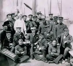 Die Crew der Brynhild mit Calverley in der Bildmitte (sitzend)