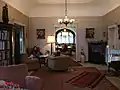 Blick durch den Salon zum Speisezimmer; rechts der königlich jordanische Honorarkonsul Kurt Uihlein