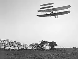 Orville Wright mit Flyer III am 4. Oktober 1905 über der Huffman Prärie (Dayton, Ohio)