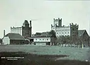 Die frühere Mühle des Hildesheimer Bischofs, aufgenommen 1910, 600 Jahre nach ihrer ersten schriftlichen Erwähnung im Jahr 1302, noch vor dem großen Brand 1919