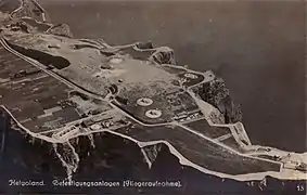 Im Ersten Weltkrieg verschwand der Flaggenberg unter den Befestigungsanlagen der deutschen Marine. Nach der Sprengung 1947 entstand eine Schlucht (siehe Eingänge zum unterirdischen Teil), an deren Rand das Kreuz steht.