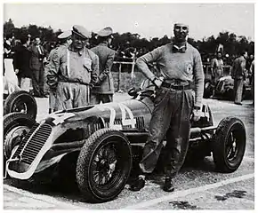 1940 neben einem Maserati 4CL
