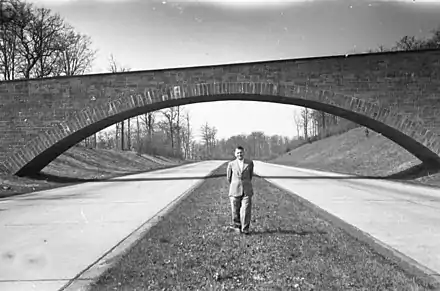 Ehemalige RAB-Strecke bei Alsfeld im Jahr 1949. Erste Pläne für eine durchgehende Nord-Süd-Verbindung von Hamburg über Frankfurt am Main nach Basel datieren in die 1920er Jahre (HaFraBa)