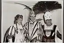 Alfred Neven Du Mont als Karnevalsprinz (Mitte) des Kölner Dreigestirns der Karnevalssession 1945/55. Prinz Alfred Neven Du Mont, Bauer Hans Borgel und Jungfrau Günther Balve. Historisches Foto von 1955.