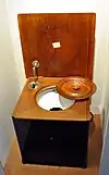 Hocktoilette in Japan (links) und Leibstuhl aus dem Schwetzinger Schloss, 1880 (rechts)