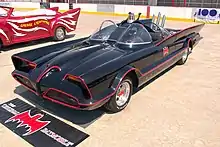 Das Batmobil aus Batman hält die Welt in Atem und der Batman-Fernsehserie aus den 1960er-Jahren