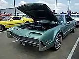 Toronado mit geöffneter Motorhaube