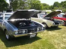 1968er (links) und 1969er (rechts) Oldsmobile 442