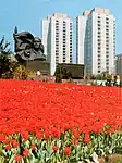 Denkmal mit nebenstehenden Stelen, Mai 1986
