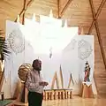 Architekt György Csete 1986 in der Kirche Halásztelek (1981)
