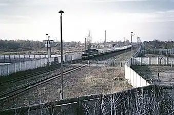 Transitzug aus Hamburg durchfährt die Grenzanlagen am Bahnhof Staaken, 1986