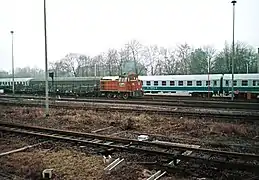 Werklok TGM23B der Thyssen Bandstahl&nbsp;AG (ehem. Borsig Lok&nbsp;9) und abgestellte Reisezugwagen der französischen Streitkräfte