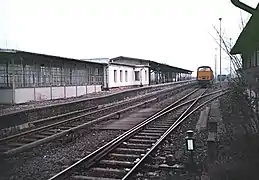 Stillgelegter Bahnsteig und Güterbahnhof, 1986