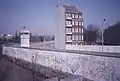Ehemaliges Wiesenufer und Lohmühlenstraße mit Grenzanlagen von Süden gesehen, 1987