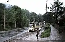 Endstelle mit Umsetzgleis Jena Ost der Linie 2, der angekommene Triebwagen steht im Hintergrund, der des vorhergehenden Zugs hat als Stoßtriebwagen die Beiwagen übernommen, 1987